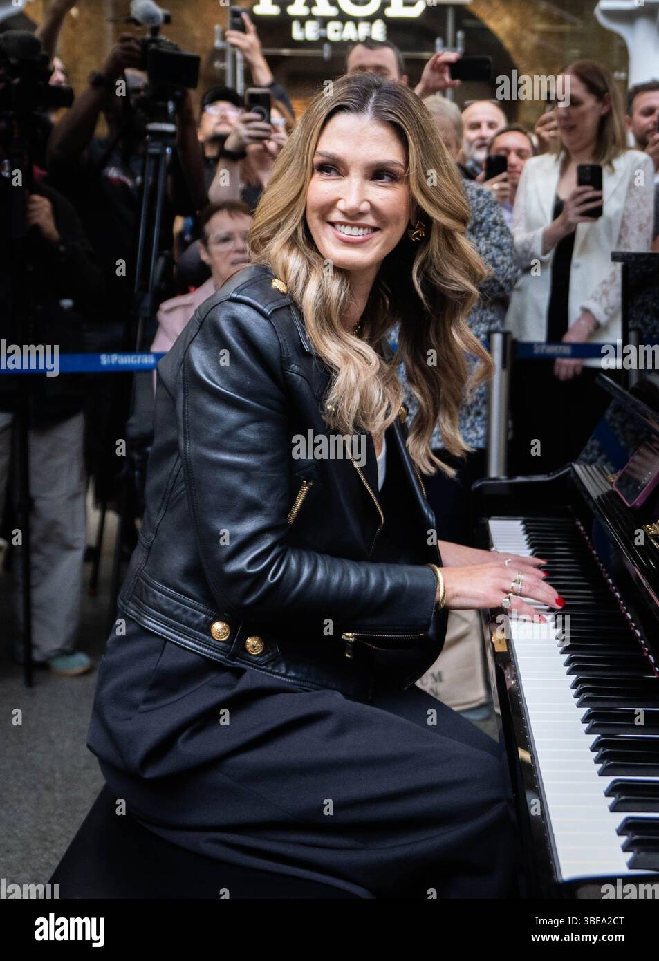 delta-goodrem-surprises-commuters-with-a-piano-performance-at-st