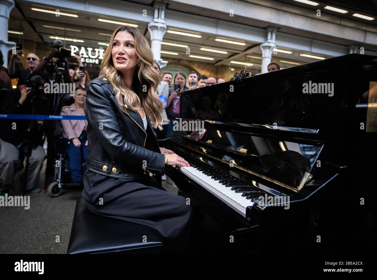 Delta Goodrem Surprises Commuters With A Piano Performance At St Delta Goodrem Surprises Commuters With A Piano Performance At St
