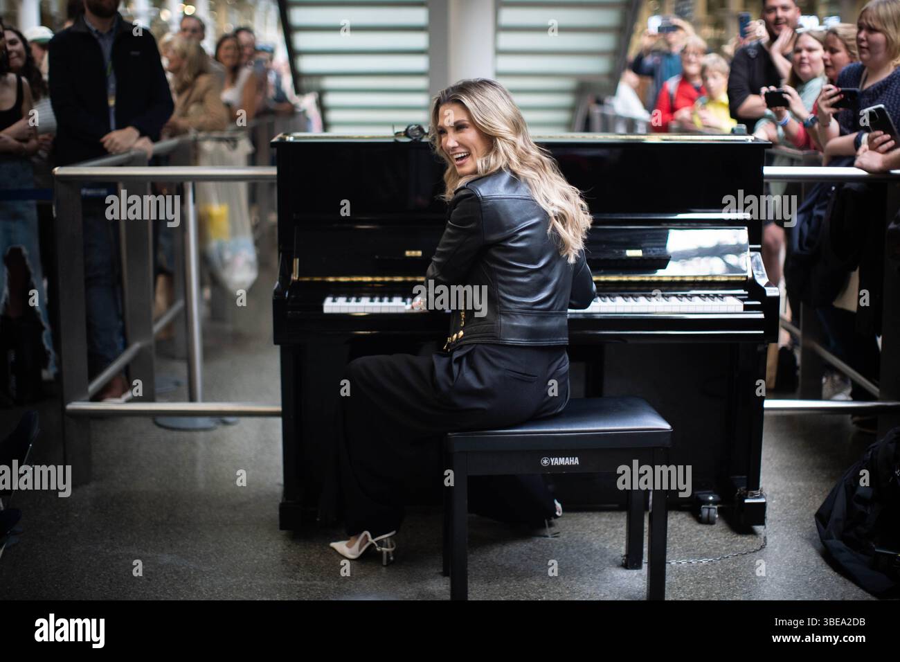 Delta Goodrem Surprises Commuters With A Piano Performance At St Delta Goodrem Surprises Commuters With A Piano Performance At St