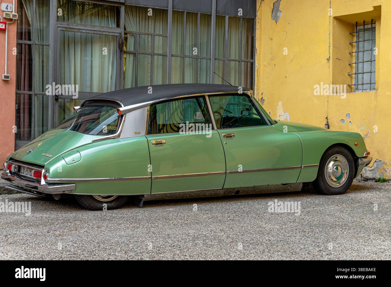 A green Citroën DS 23 parked in Piazza Guidiccioni in Lucca ,Italy Stock Photo