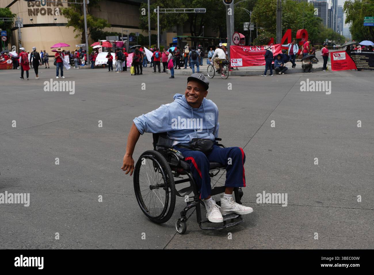 Teachers protest on Reforma Avenue for a pay raise in Mexico City ...