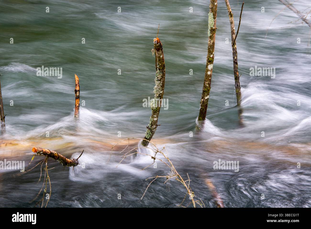 Die spektakulären Wasserfälle und der wilde Flusslauf des Hérisson im französischen Jura Stock Photo