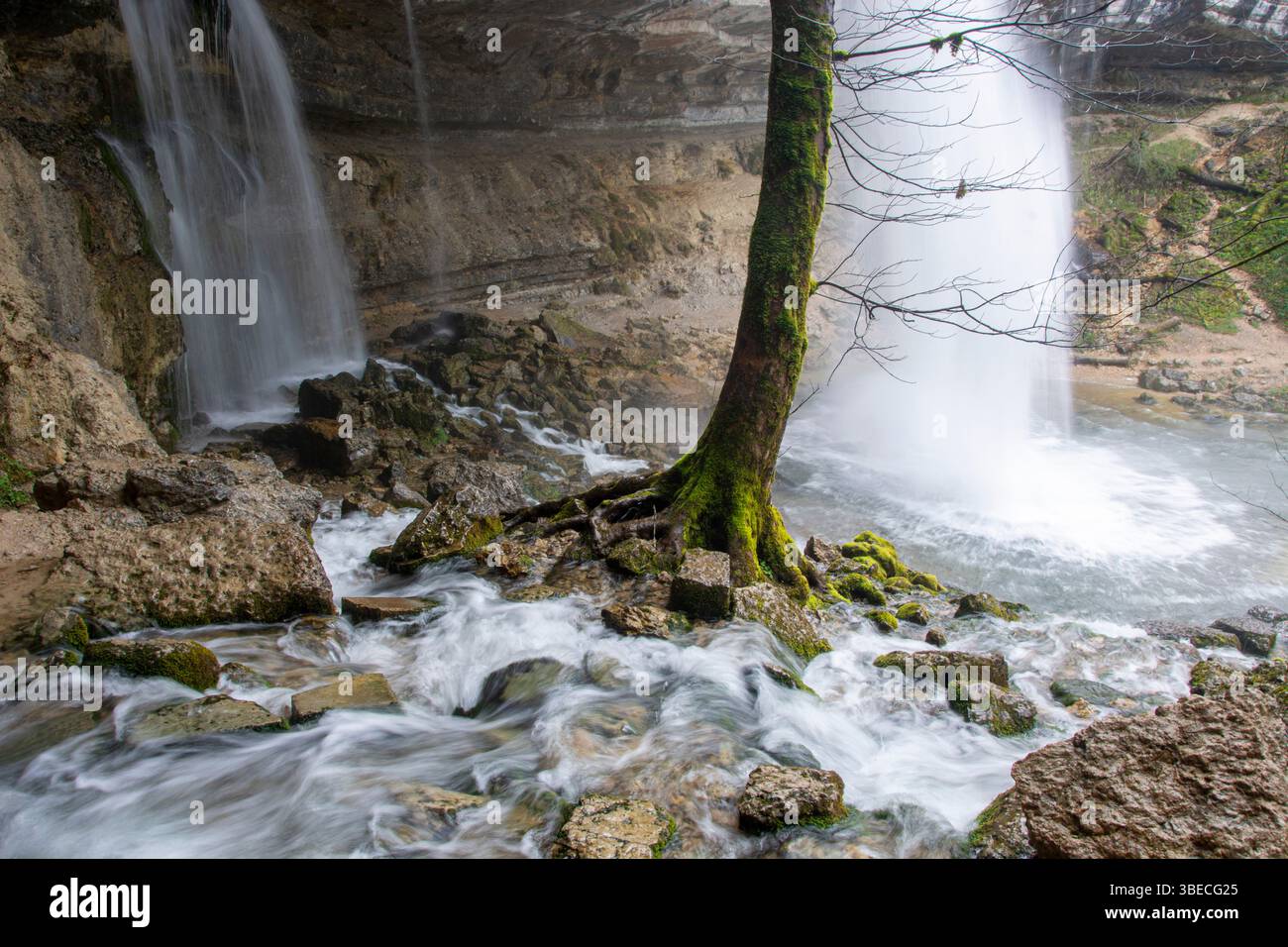 Die spektakulären Wasserfälle und der wilde Flusslauf des Hérisson im französischen Jura Stock Photo