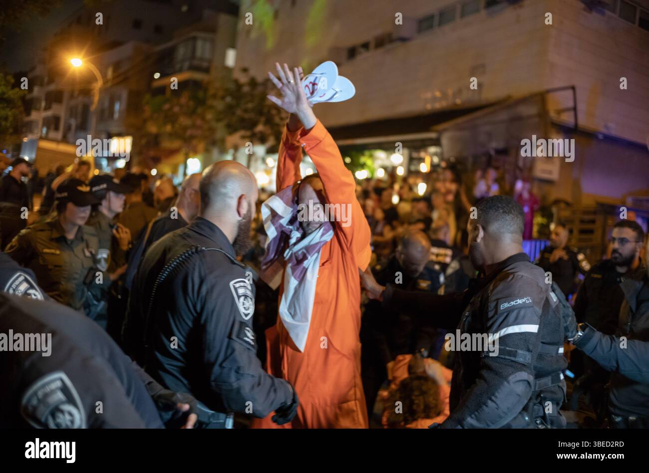 Tel Aviv, Israel. 28th May, 2025. Police officers arrest demonstrators ...