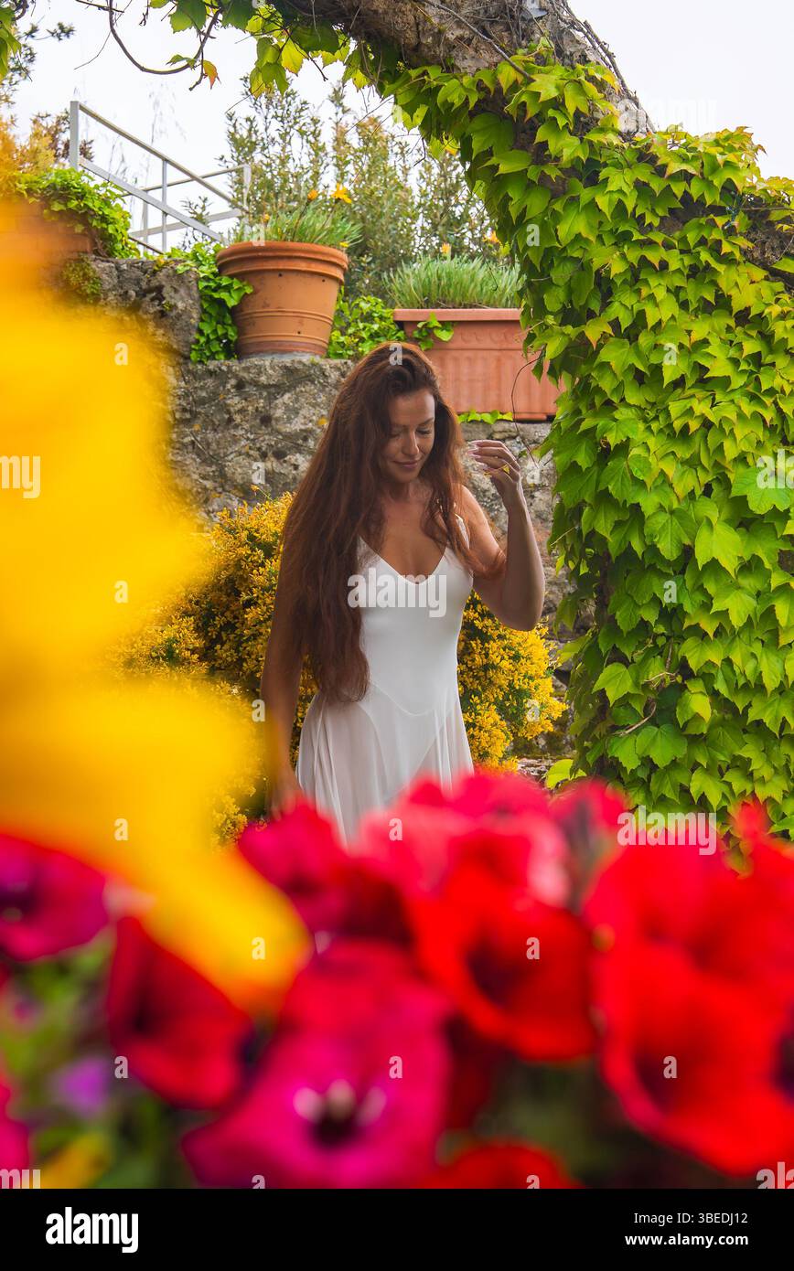 A woman in a white dress garden hi-res stock photography and images - Alamy