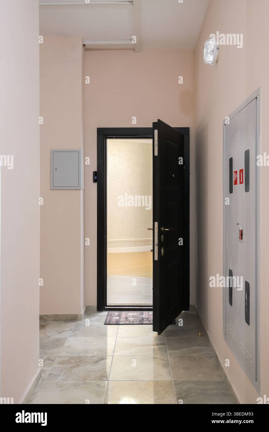 Apartment entrance door hi-res stock photography and images - Alamy, image size:866x1390