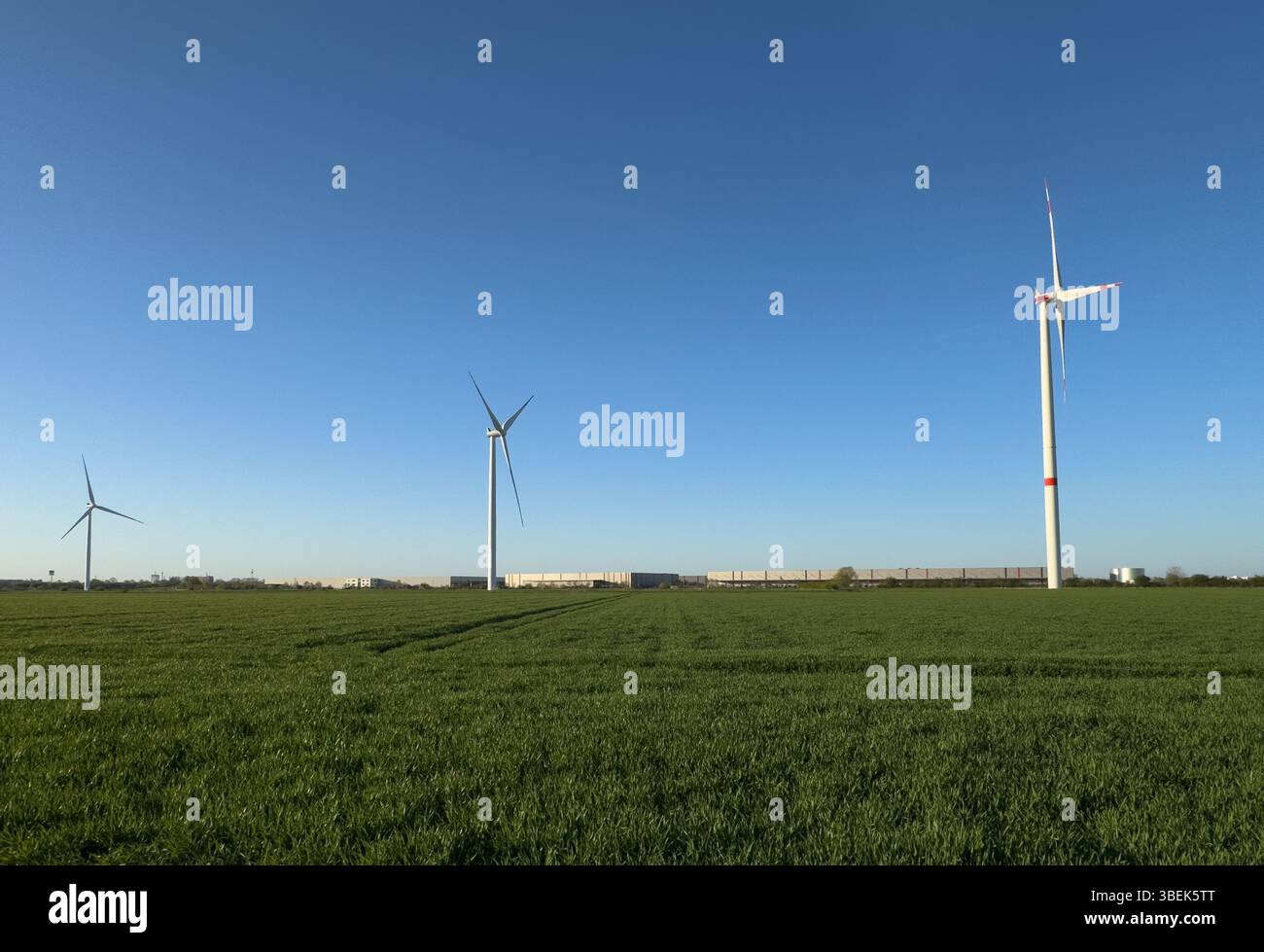 12.04.2025, Germany, Bremen, Bremen, - Wind turbines in front of an industrial estate. 00A250412D003CAROEX.JPG [MODEL RELEASE: NOT APPLICABLE, PROPERT Stock Photo
