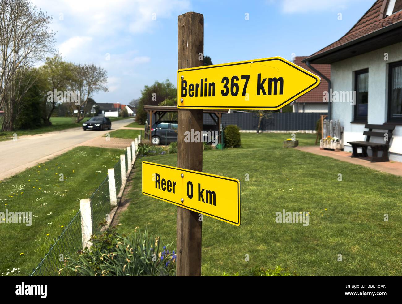 21.04.2025, Germany, Lower Saxony, Reer, - not seriously meant signpost in a village to the capital Berlin. 00A250421D010CAROEX.JPG [MODEL RELEASE: NO Stock Photo