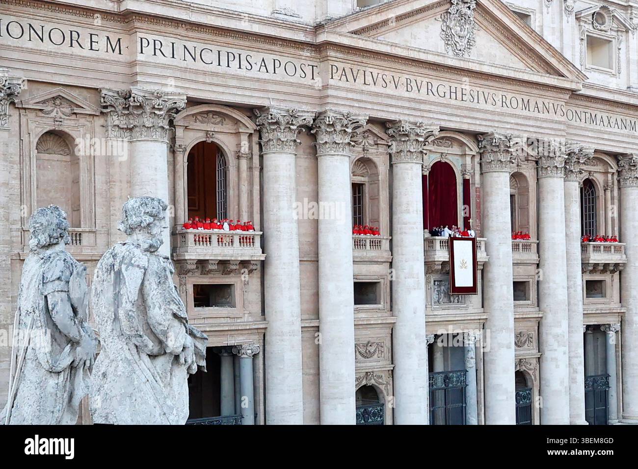 Vatican City, 8 May, 2025. Newly elected Pope Leo XIV appears at the central Loggia of St. Peter’s Basilica. Stock Photo