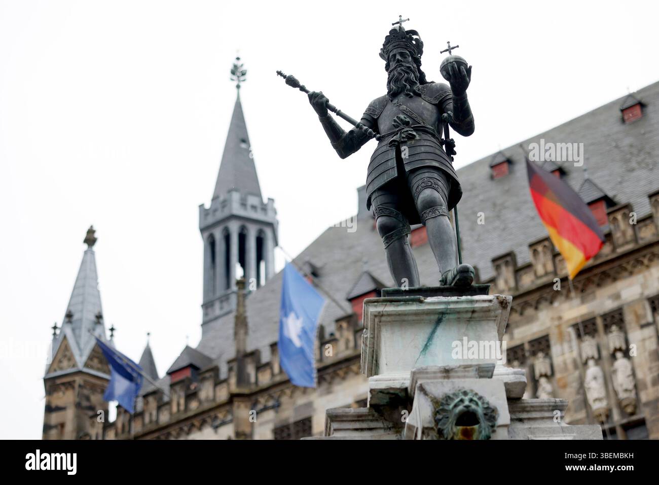 Die Statue Von Karl Dem Gro en Vor Dem Rathaus Von Aachen Bei Der die-statue-von-karl-dem-gro-en-vor-dem-rathaus-von-aachen-bei-der
