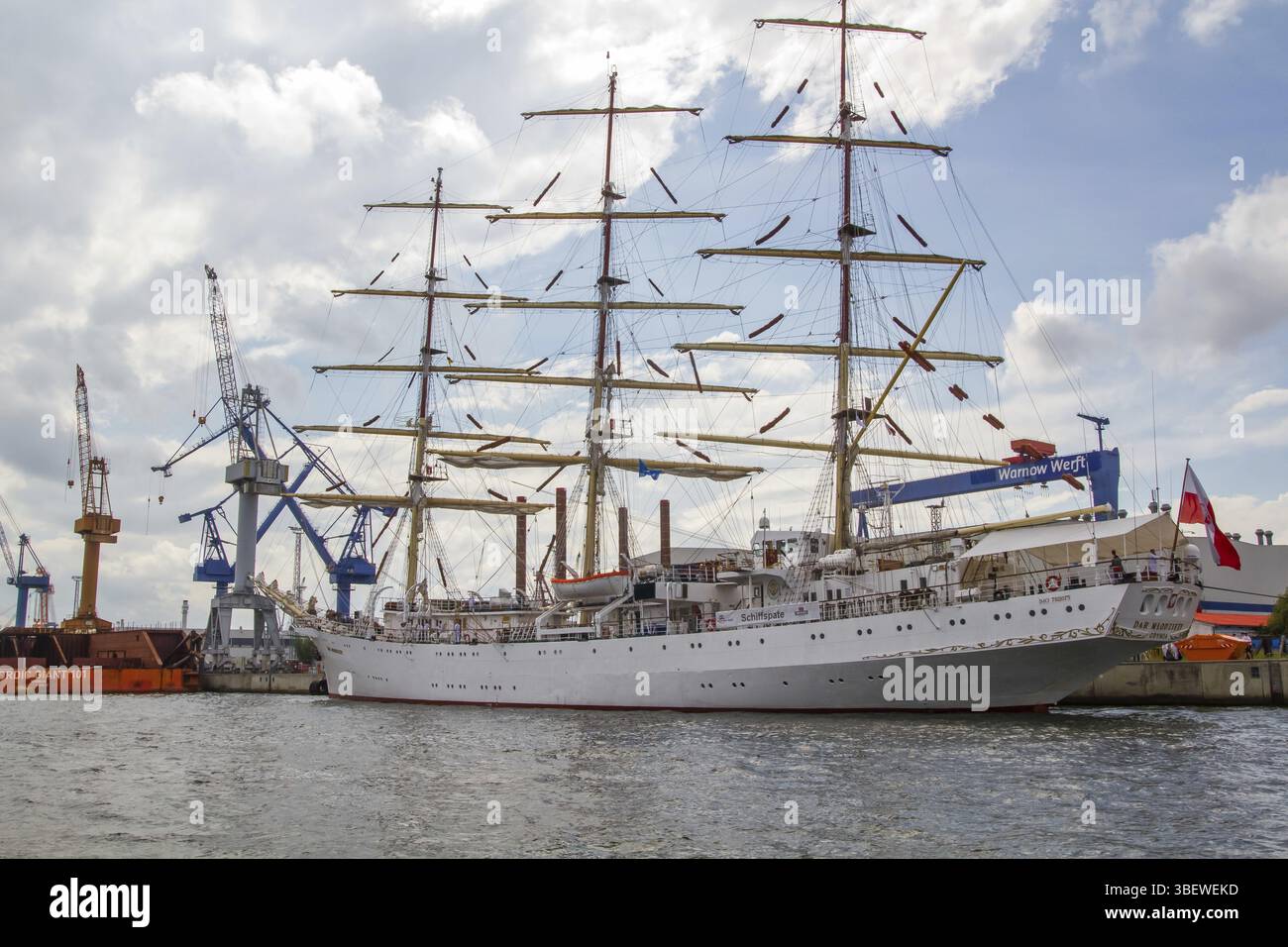 Hansesail Full rigged Ship Dar Mlodziezy Stock Photo Alamy