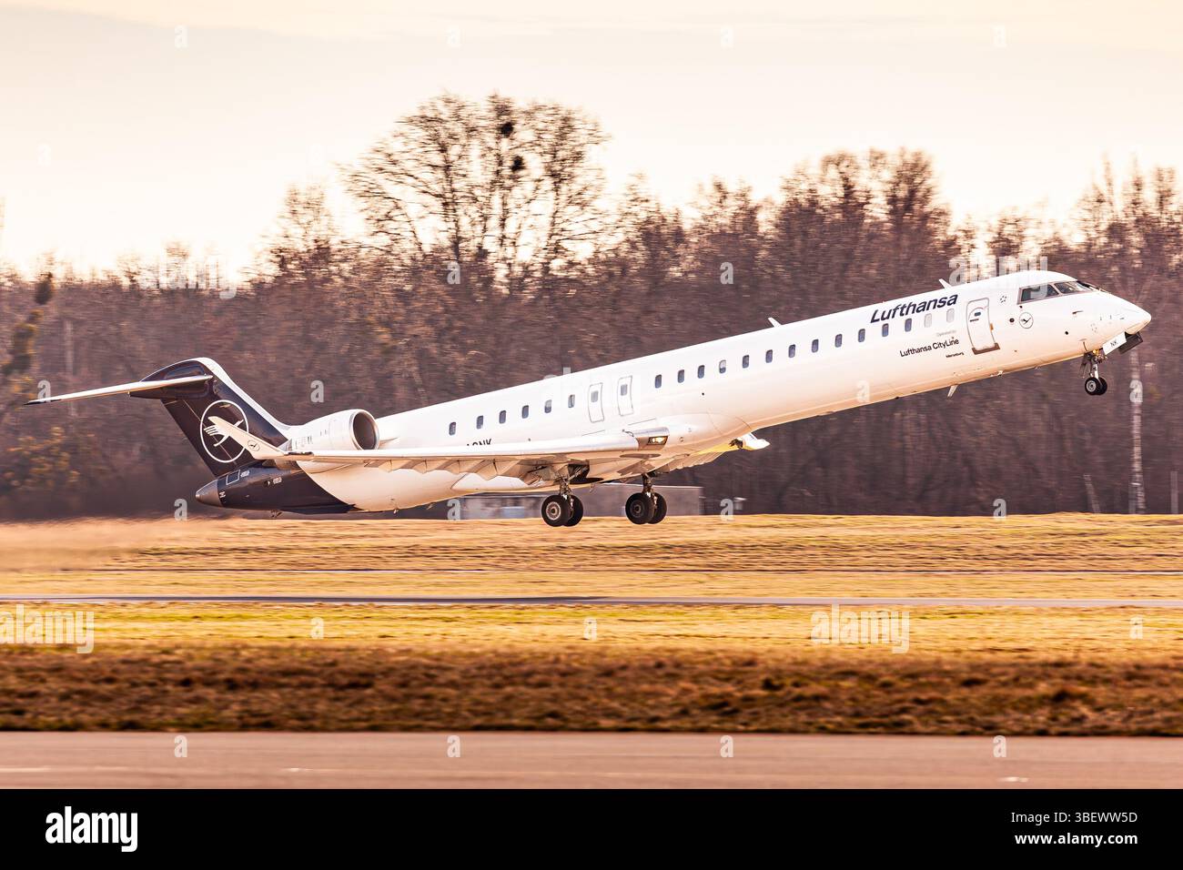 Bombardier crj900 hi-res stock photography and images - Alamy