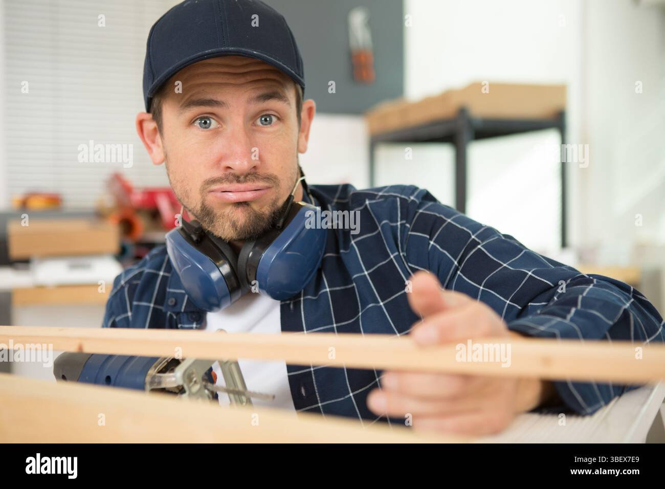 Guy Using Hacksaw young carpenter using electric hacksaw Stock Photo - Alamy