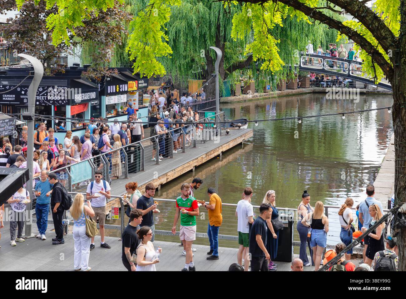 Weekend market stalls england hi-res stock photography and images - Alamy