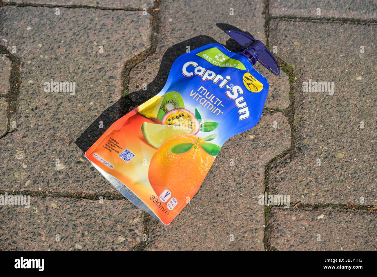 Tüte Capri-Sun, weggeworfen, Abfall, Deutschland Stock Photo