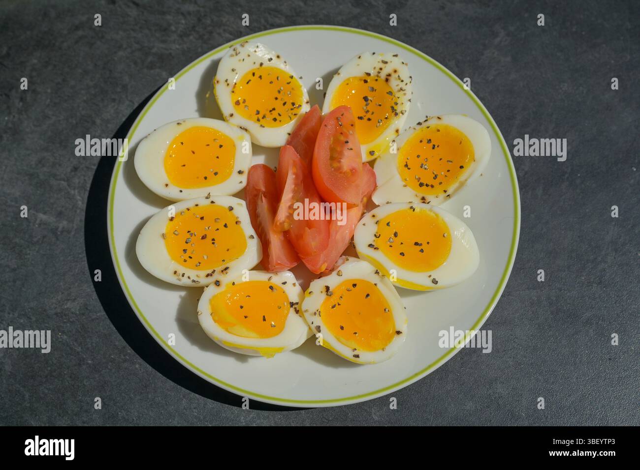 Teller, gekochte Eier, Tomate, Pfeffer Stock Photo