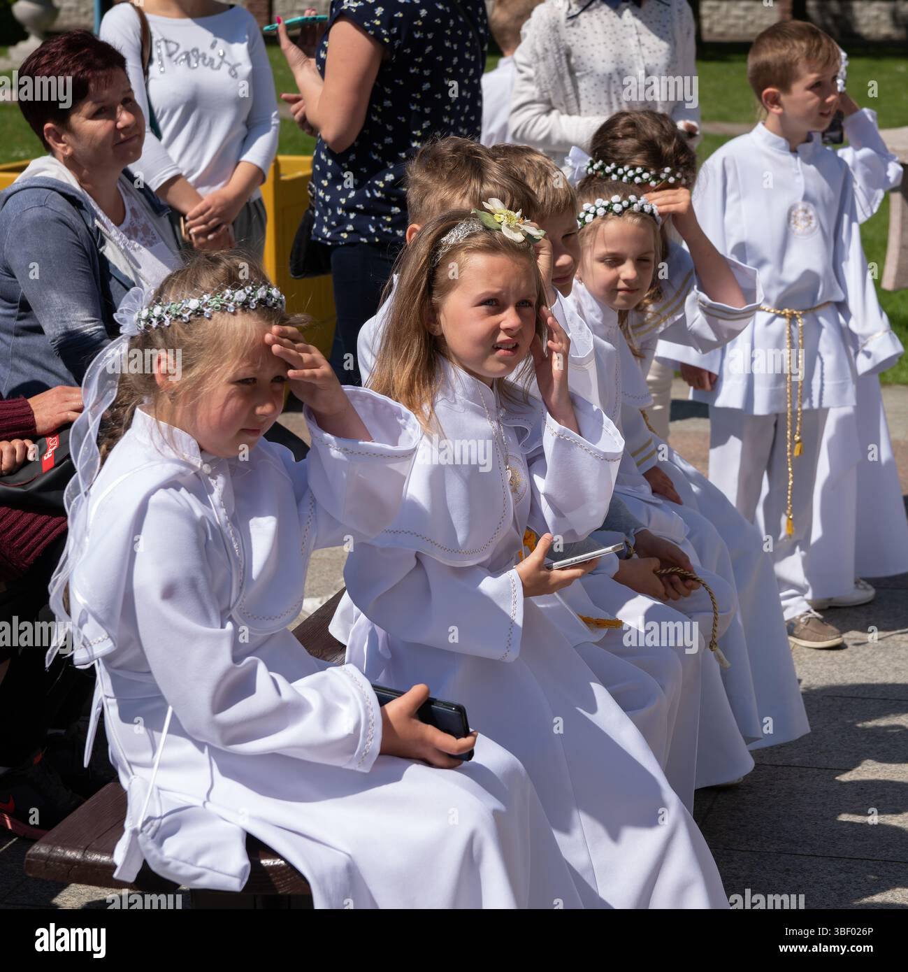 Licheń, Greater Poland; First Communion children outside, Erstkommunionkinder draußen, Niños de Primera Comunión al aire libre, 2018 Stock Photo