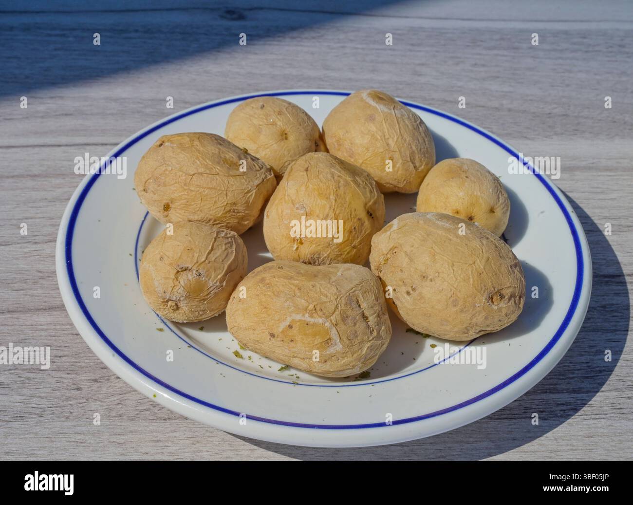 Papas arrugadas, gekochte Pellkartoffeln, Gericht der Kanaren *** Papas arrugadas, boiled jacket potatoes, dish from the Canary Islands Stock Photo