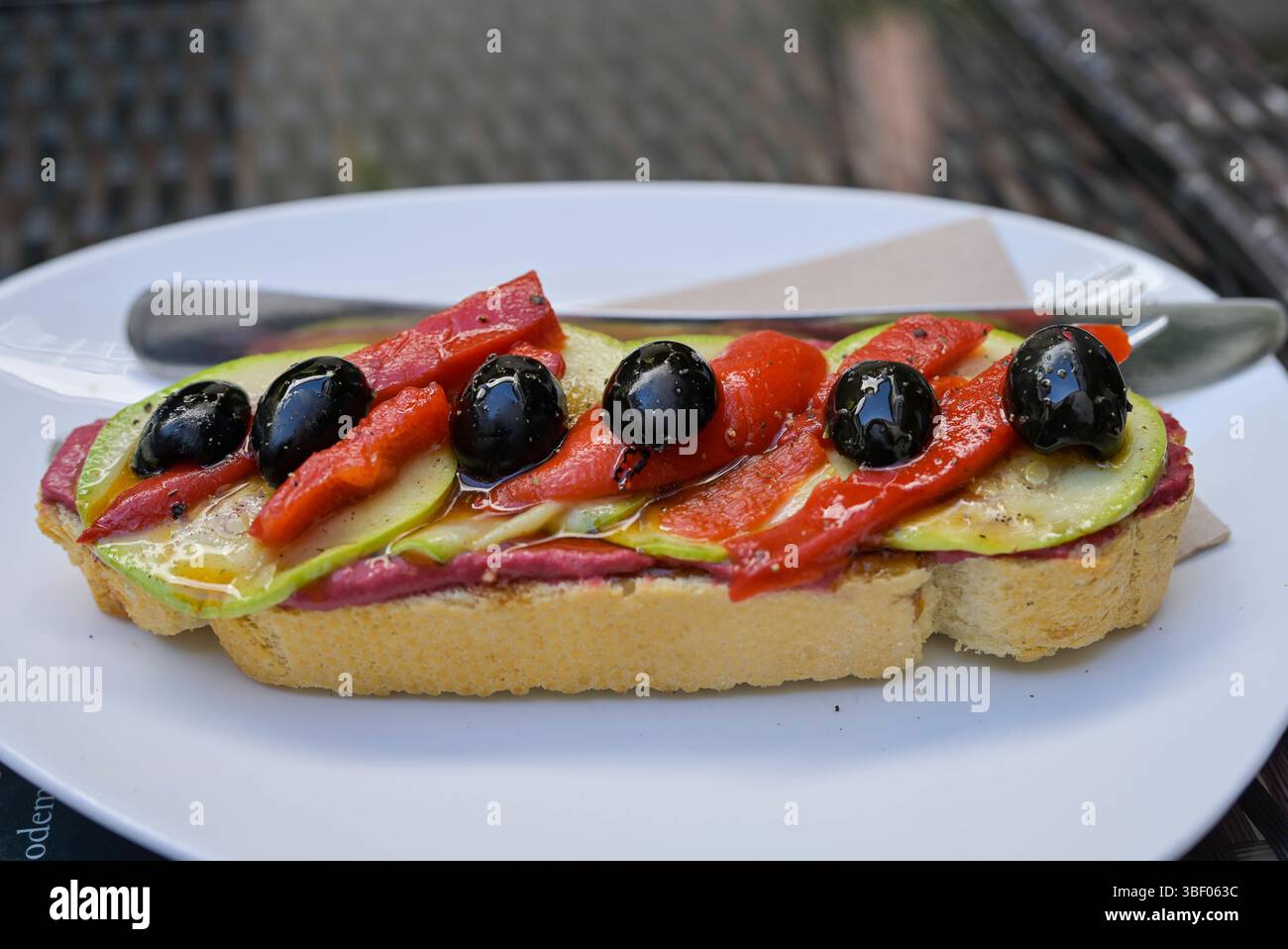 Brot mit Oliven, Paprika, Avocado und Rote Beete, Tapas auf Teneriffa ...