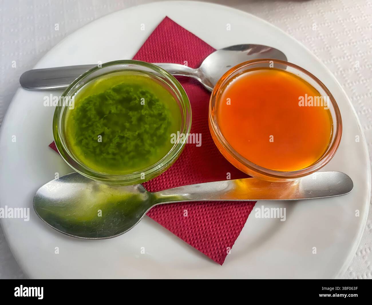 Mojo Rojo und Mojo Verde, Spezialität von den Kanaren *** Mojo Rojo and Mojo Verde, specialty from the Canary Islands Stock Photo