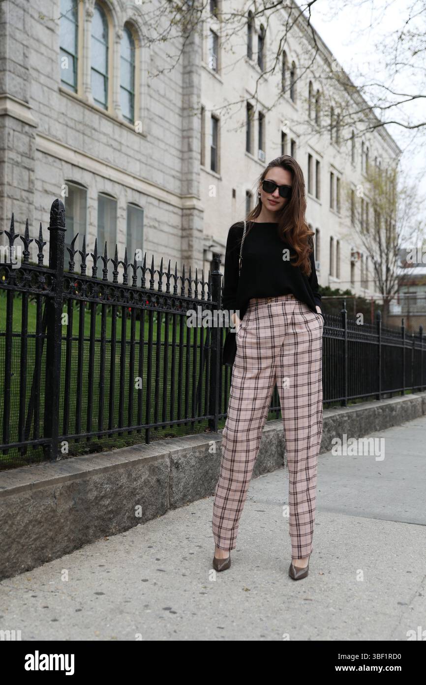 Woman in white pants walks hi-res stock photography and images - Alamy