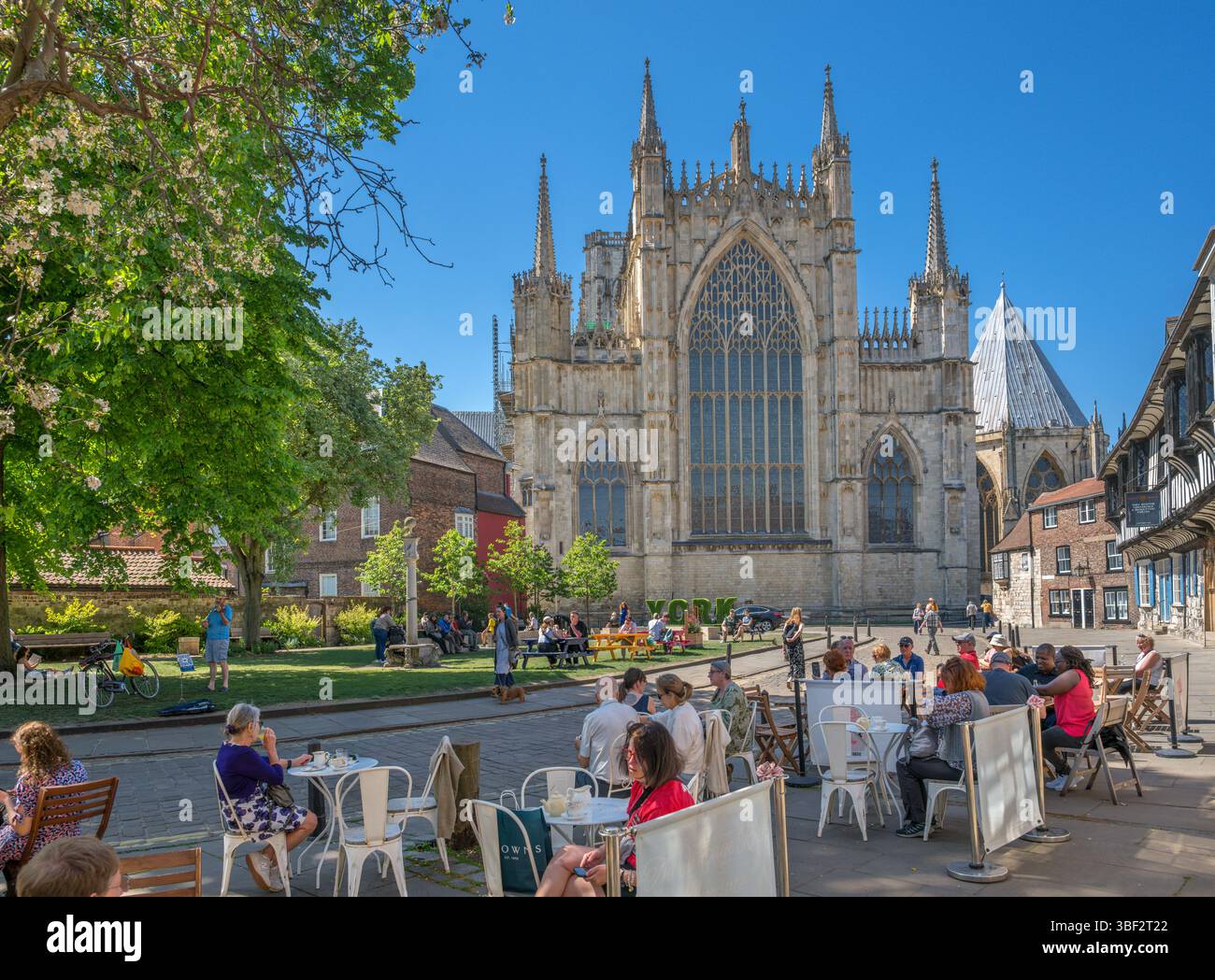 Cafe in front of the eastern facade of York Minster (York Cathedral), College Street, York, North Yorkshire, England UK Stock Photo