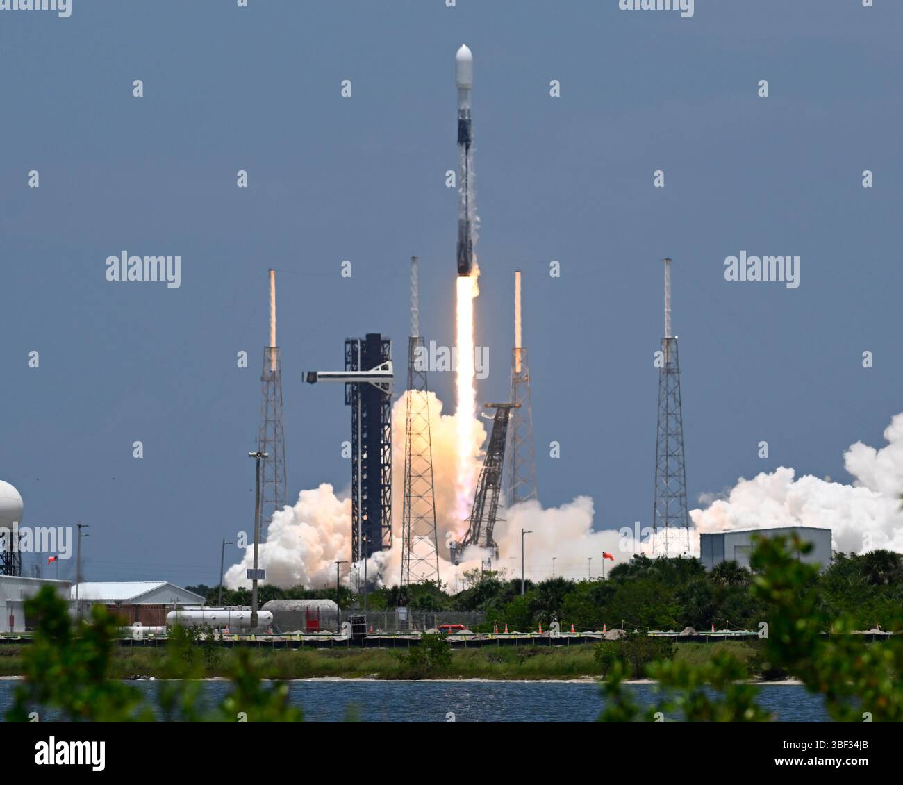 The SpaceX Falcon 9 rocket launches the Global Positioning System (GPS ...