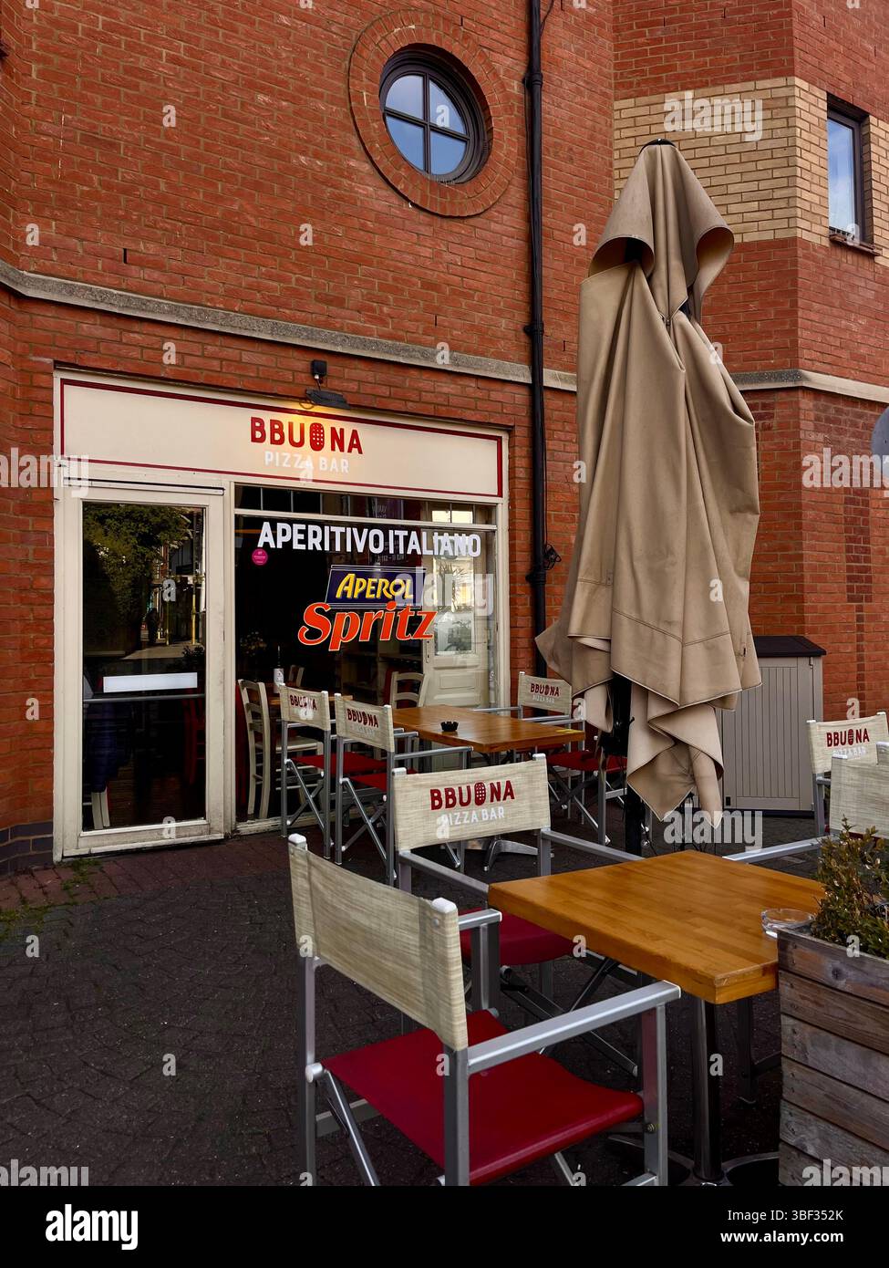 An aesthetic cafe in Oxford serving Aperol Spritz and pizza on a sunny day in Spring in Oxfordshire, England, United Kingdom, Europe. - Smartphone Captured Stock Image