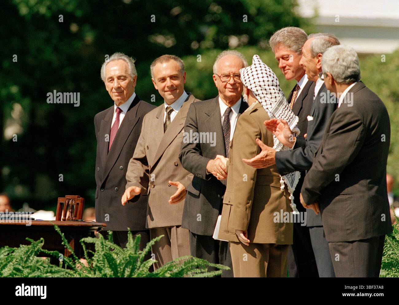 Palistine Libertaion Organization Chairman Yasser Arafat, center ...