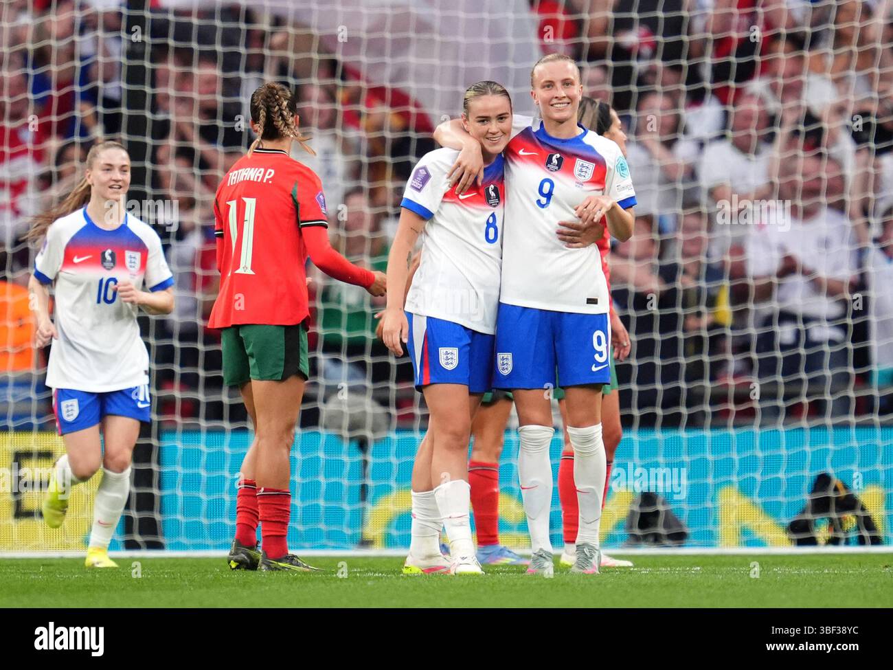 England's Aggie Beever-Jones (right) celebrates with Grace Clinton ...