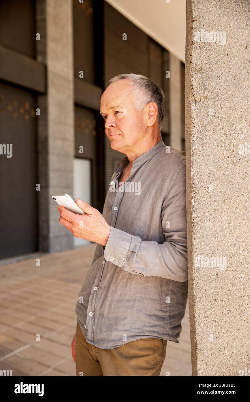 Elderly phone user hi-res stock photography and images - Alamy