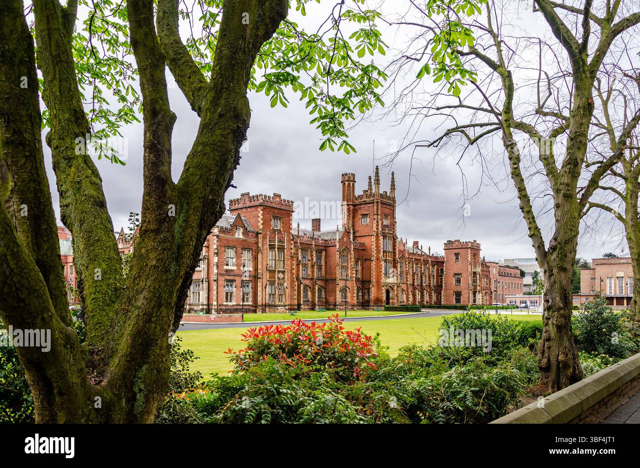 Academic building red brick hi-res stock photography and images - Alamy