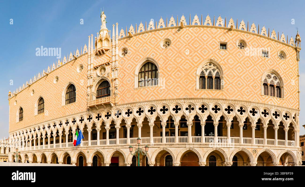 Facade detail of doges palace hi-res stock photography and images - Alamy