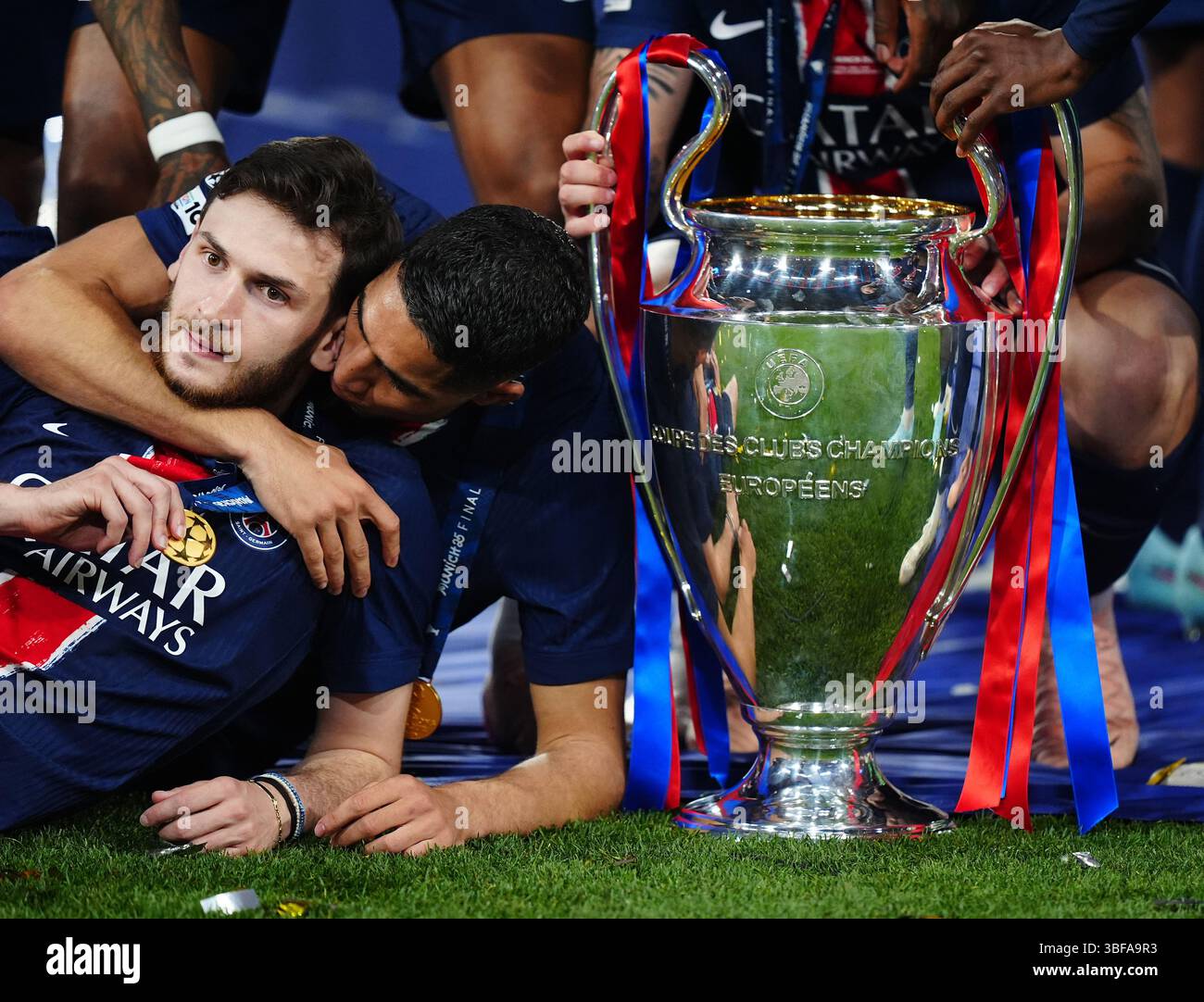 paris-saint-germain-s-khvicha-kvaratskhelia-and-achraf-hakimi-with-the