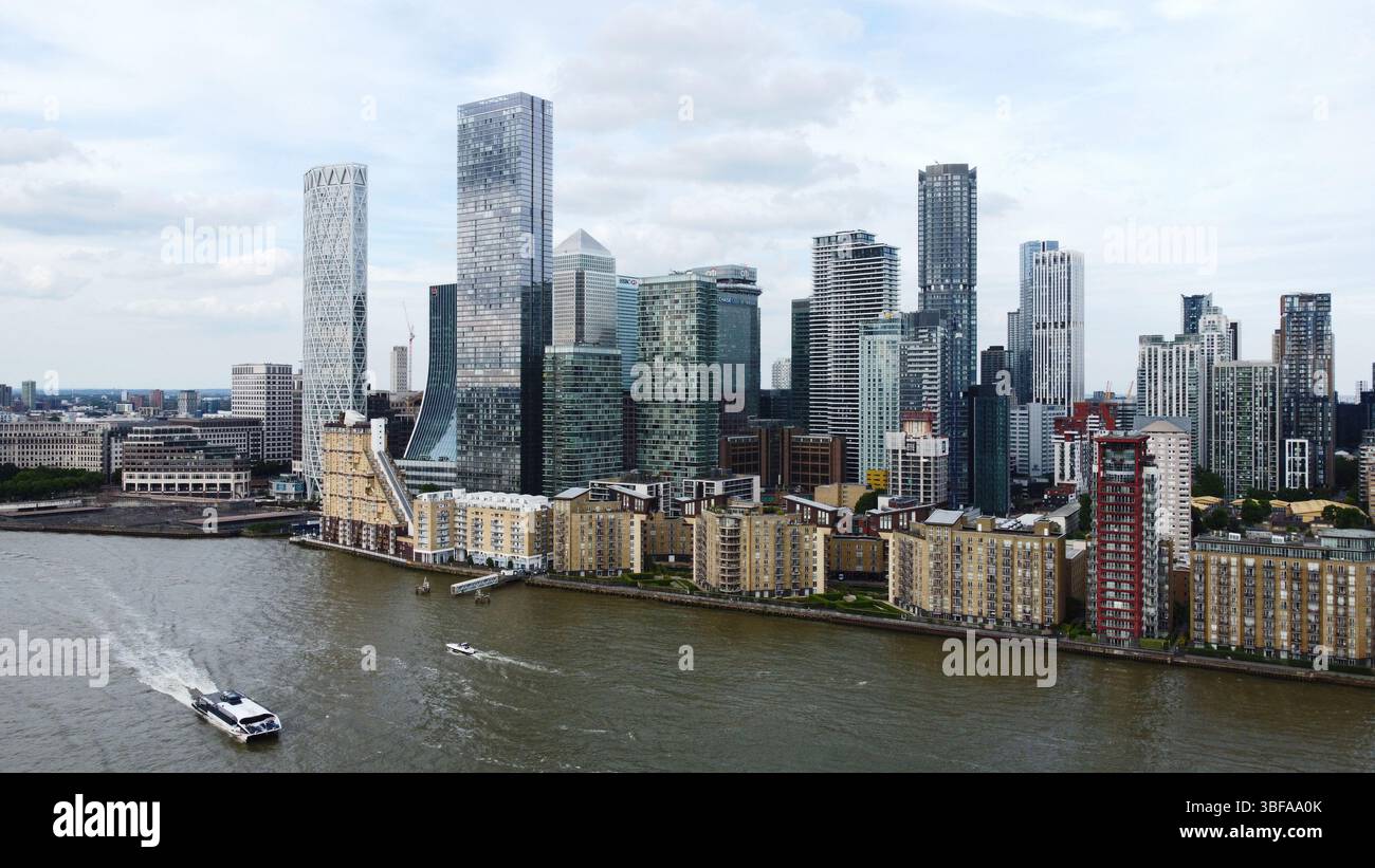 Bank buildings canary wharf hi-res stock photography and images - Alamy