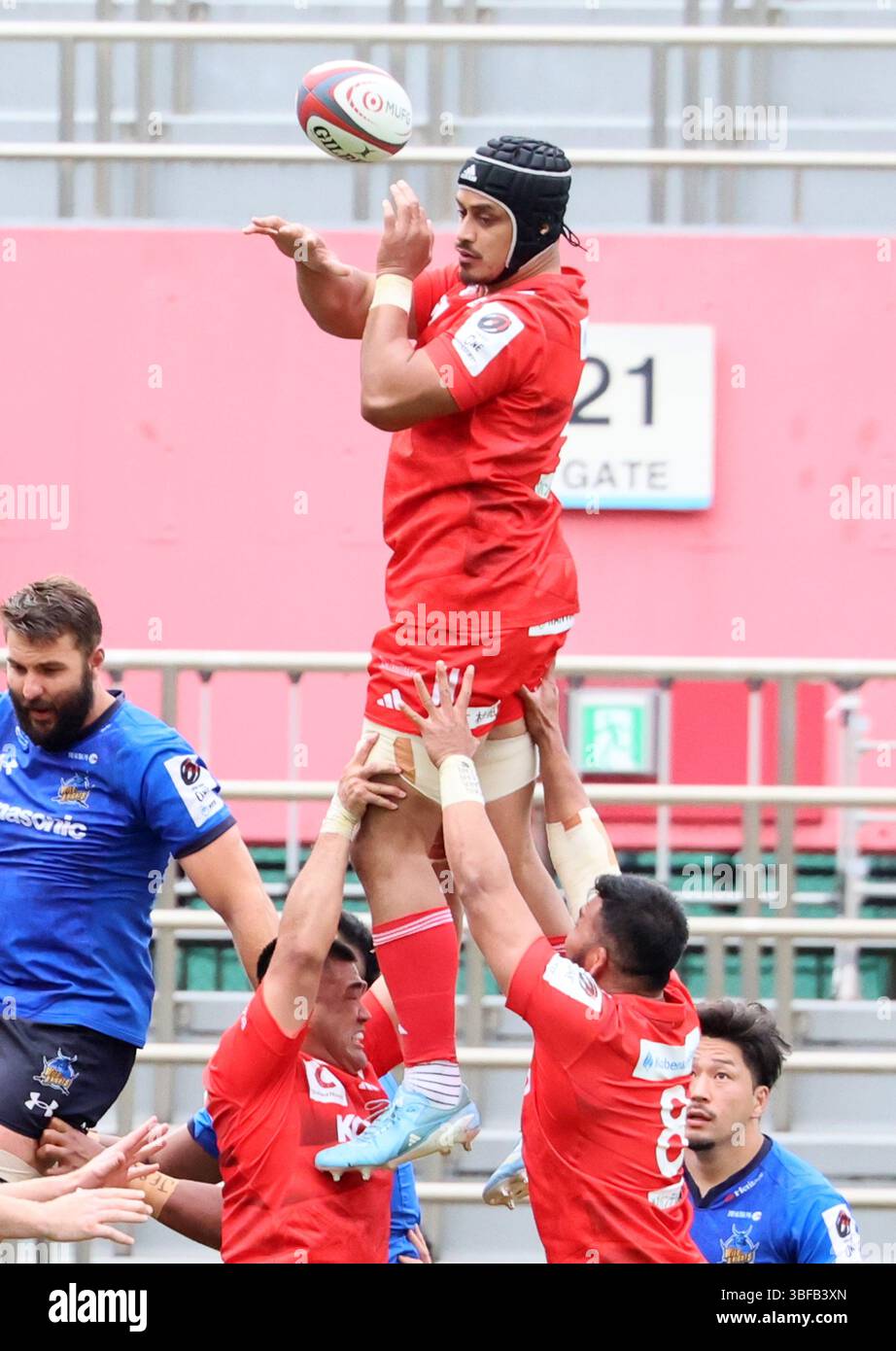 Tokyo, Japan. 31st May, 2025. Kobelco Kobe Steelers lock Gerard Cowley ...