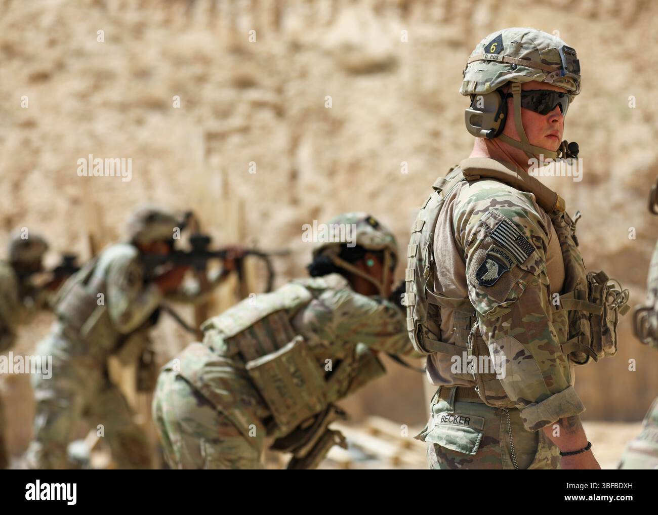 U.S. Army Soldiers assigned to E Company, 6th Battalion, 101st Aviation ...