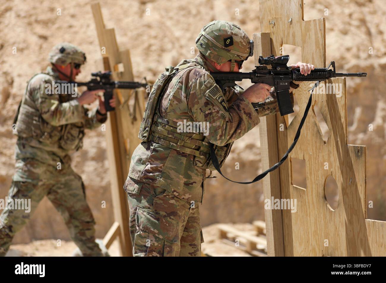 U.S. Army Soldiers assigned to E Company, 6th Battalion, 101st Aviation ...