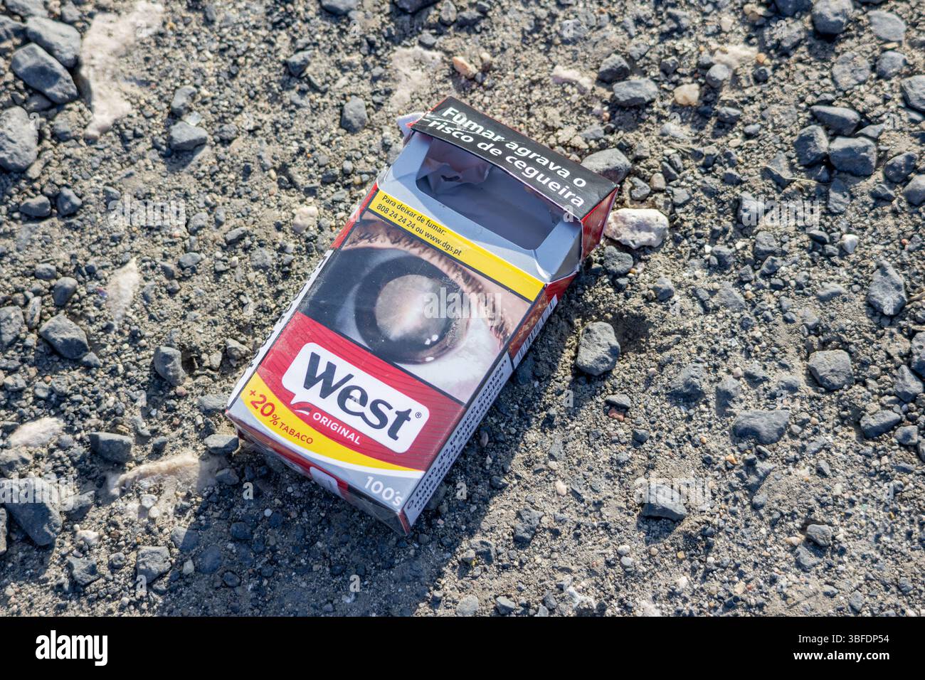 gravel tobacco Tobacco dangers hi-res stock photography and images