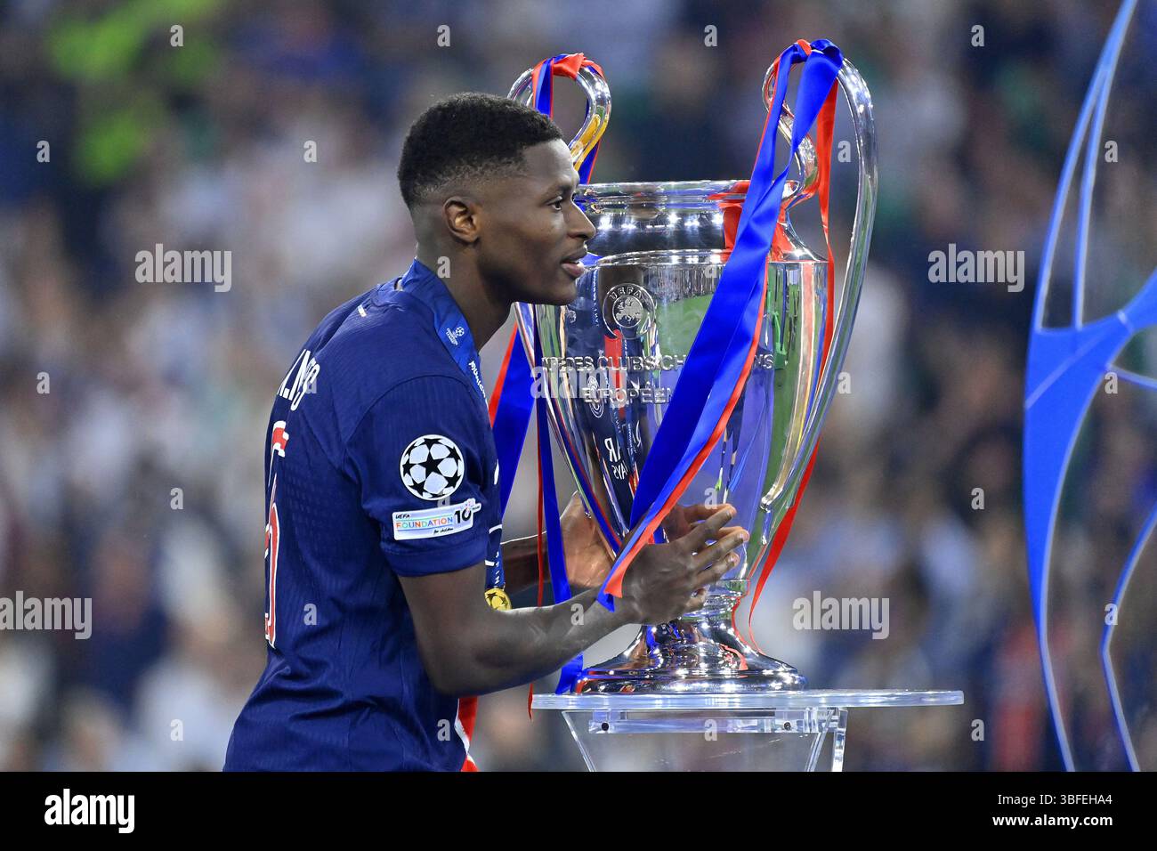 Nuno Mendes Champions League final emotional moment PSG Scenario 3: The Exit