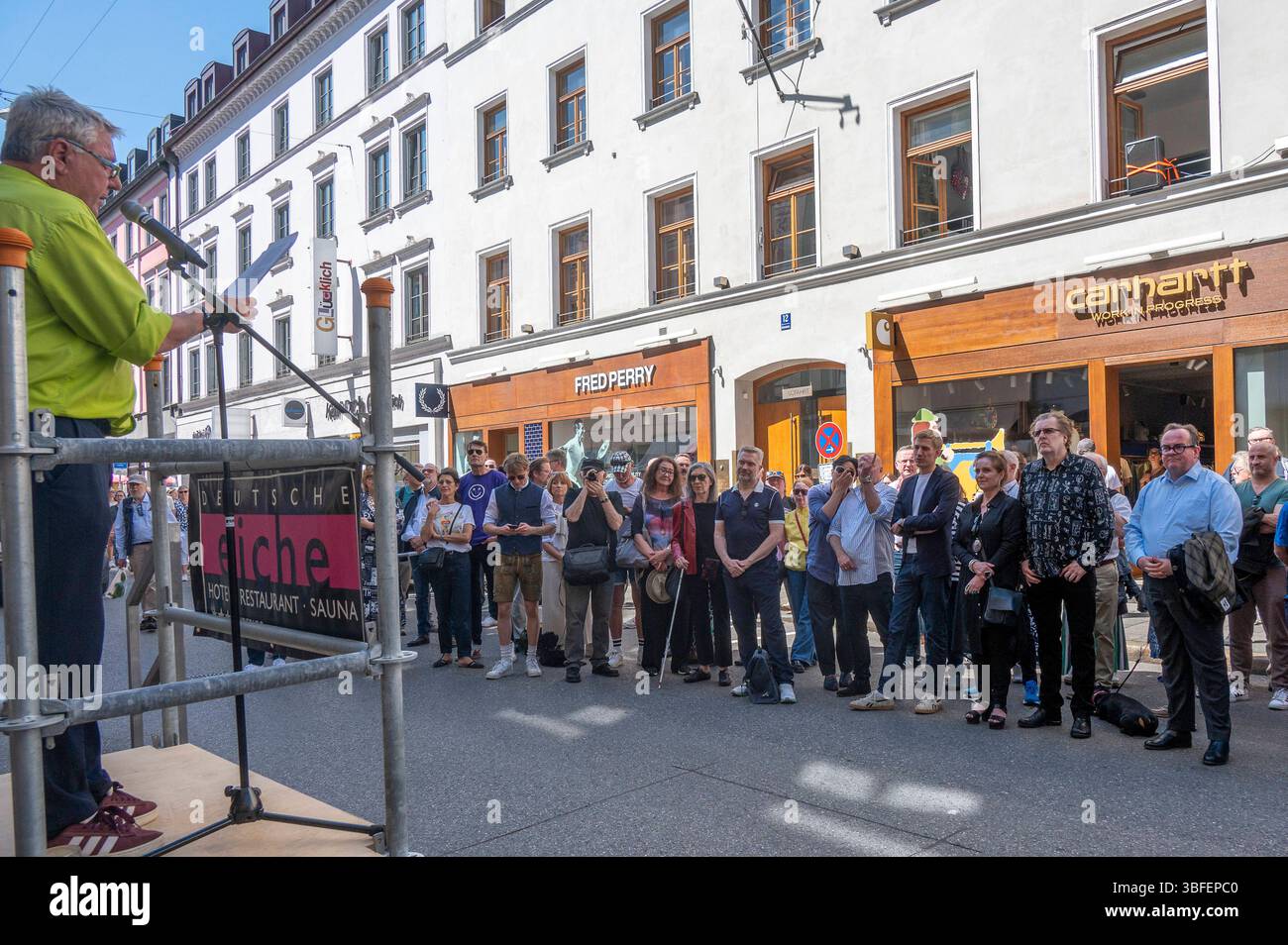 Muenchen, bei der Enthuellung des Mosaiks von Rainer Werner Fassbender