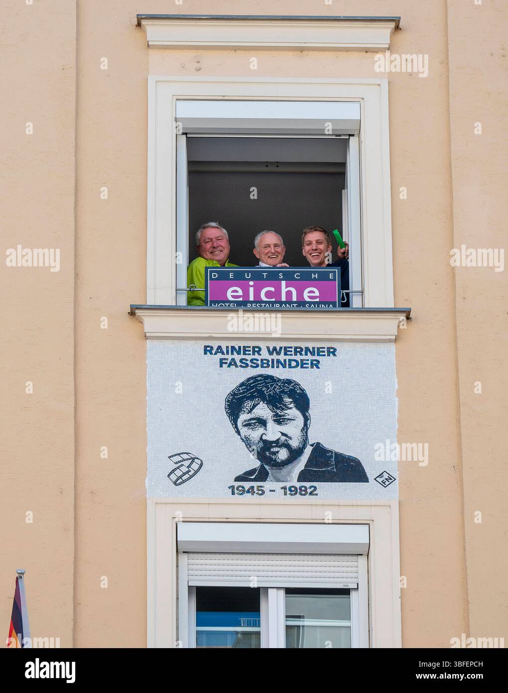 Muenchen, Enthuelltes Mosaiks von Rainer Werner Fassbender an der