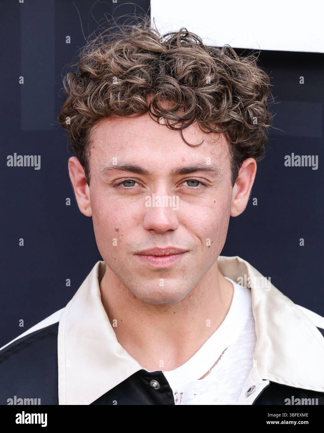 Los Angeles. CA. USA. Ethan Hawke and Selena Gomez in the ©Warner Bros. new  production: Getaway (2013). Plot: Brent Magna ( Ethan Hawke ) must get  behind the wheel and follow the, image size:1040x1390