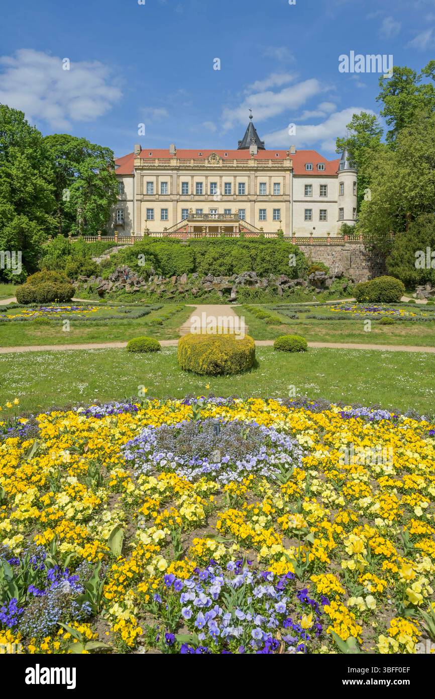 Bäume, Beete im Schloßpark Wiesenburg, Landkreis Potsdam-Mittelmark ...