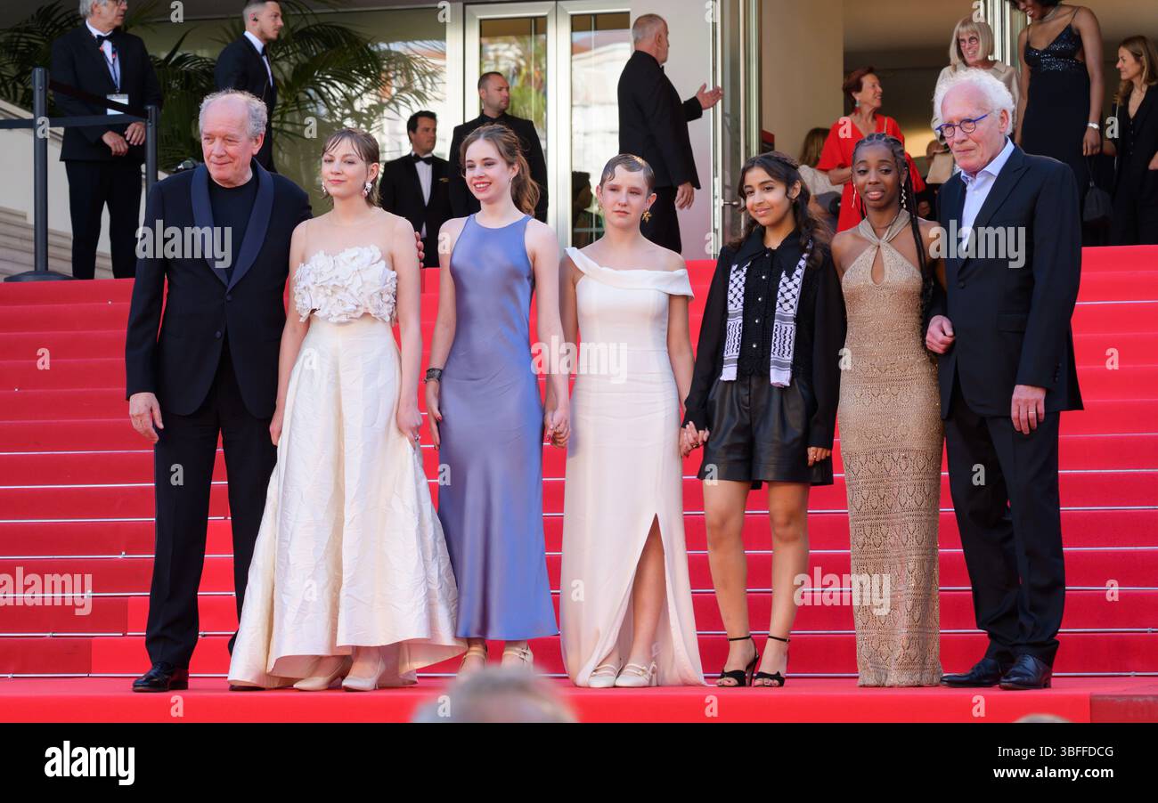Cannes, France. 23rd May, 2025. CANNES, FRANCE. May 23, 2025: Luc Dardenne, Elsa Houben, Babette Verbeek, Janaina Halloy, Samia Hilmi, Lucie Laruelle & Jean-Pierre Dardenne at the premiere for Young Mothers at the 78th Festival de Cannes. Picture Credit: Paul Smith/Alamy Live News Stock Photo