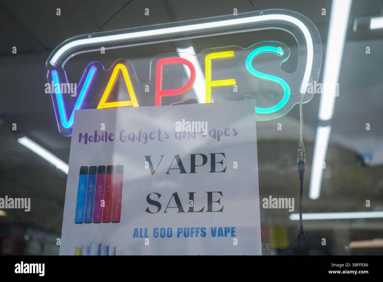 Vapes shop uk hi-res stock photography and images - Alamy
