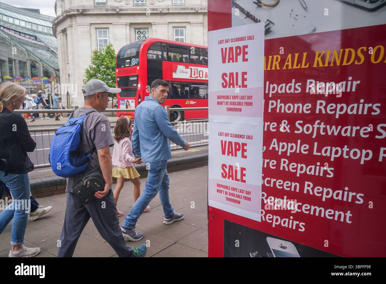 Cigarette shop britain hi-res stock photography and images - Page 3