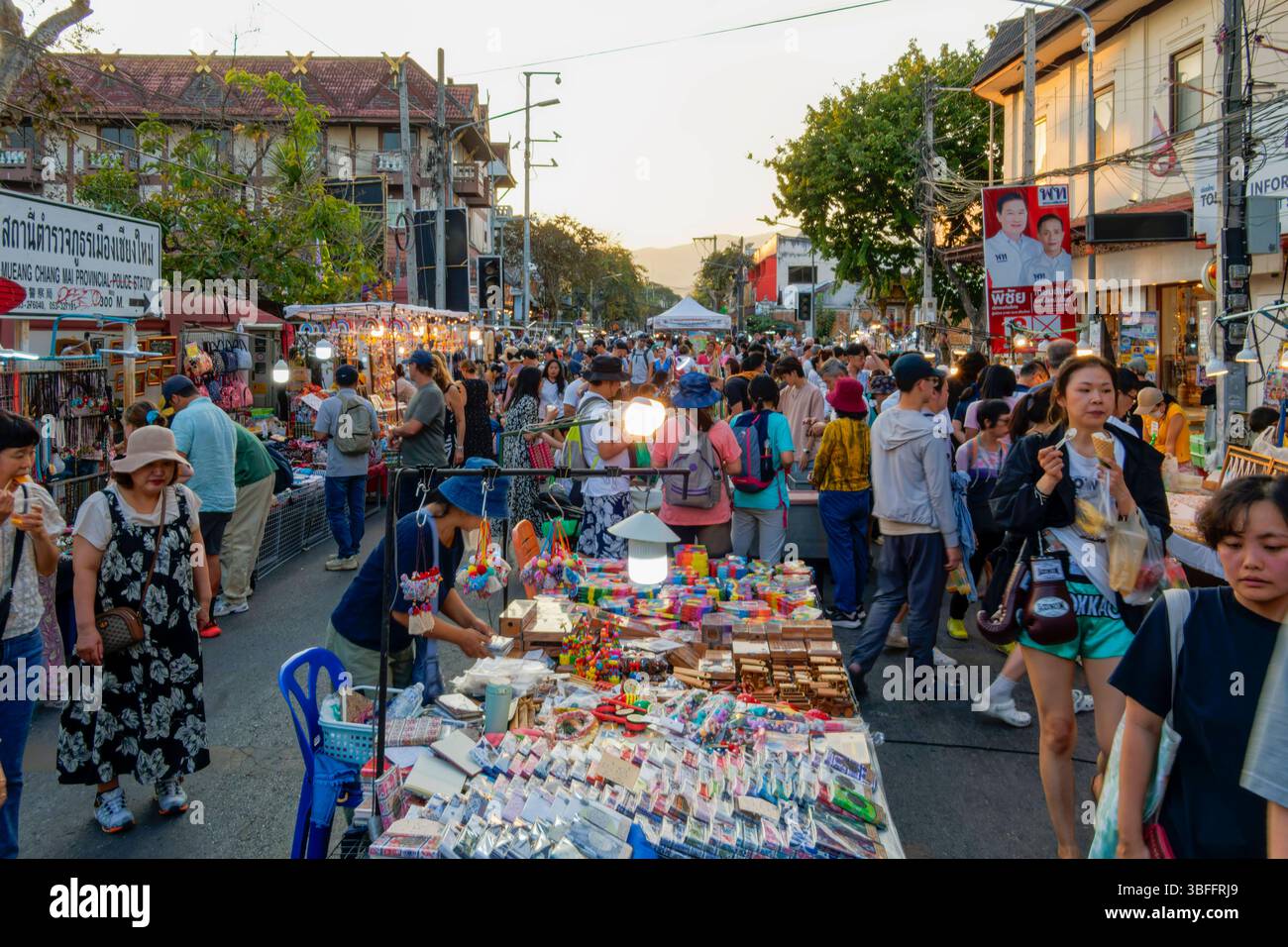 Walking Street Chiang Rai, Nachtmarkt, Flohmarkt, Thailand Walking ...