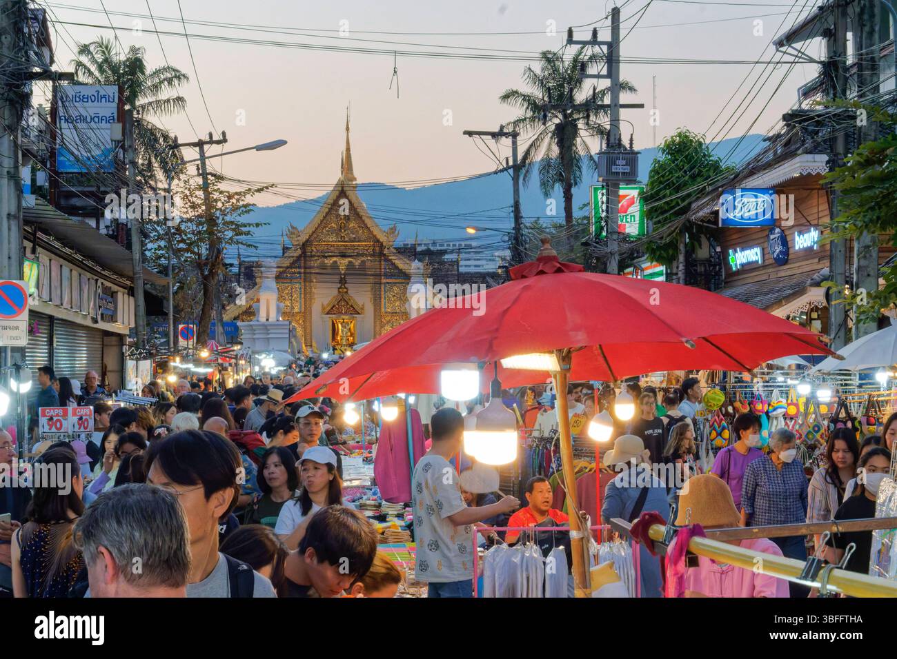 Walking Street Chiang Rai, Nachtmarkt, Flohmarkt, Thailand Walking ...