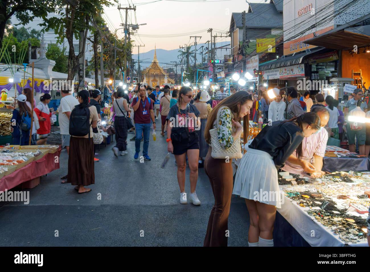 Walking Street Chiang Rai, Nachtmarkt, Flohmarkt, Thailand Walking ...